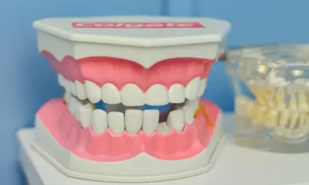 Periodoncia: ¿por qué necesitas y cuándo debes visitar al periodoncista?